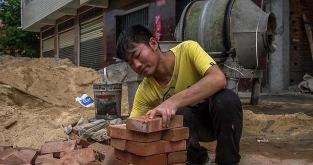 “搬磚小伙”林萬(wàn)東：高考713分，被嘲考上清華也沒(méi)用，現在咋樣