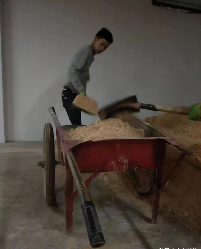 “搬磚小伙”林萬(wàn)東：高考713分，被嘲考上清華也沒(méi)用，現在咋樣